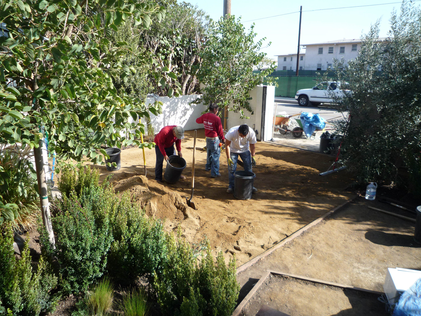 Small 'arrival court' made of reinforced decomposed granite. It allows water to percolate in the ground and offer a smooth surface, environmentally correct.
