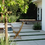 Regular strips of grass
breaking up the concre-
te deck
(by LA Faux Grass)