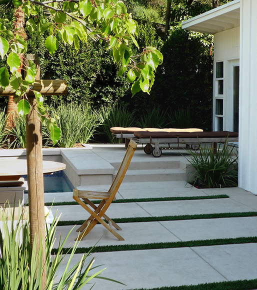 Regular strips of grass
breaking up the concre-
te deck
(by LA Faux Grass)